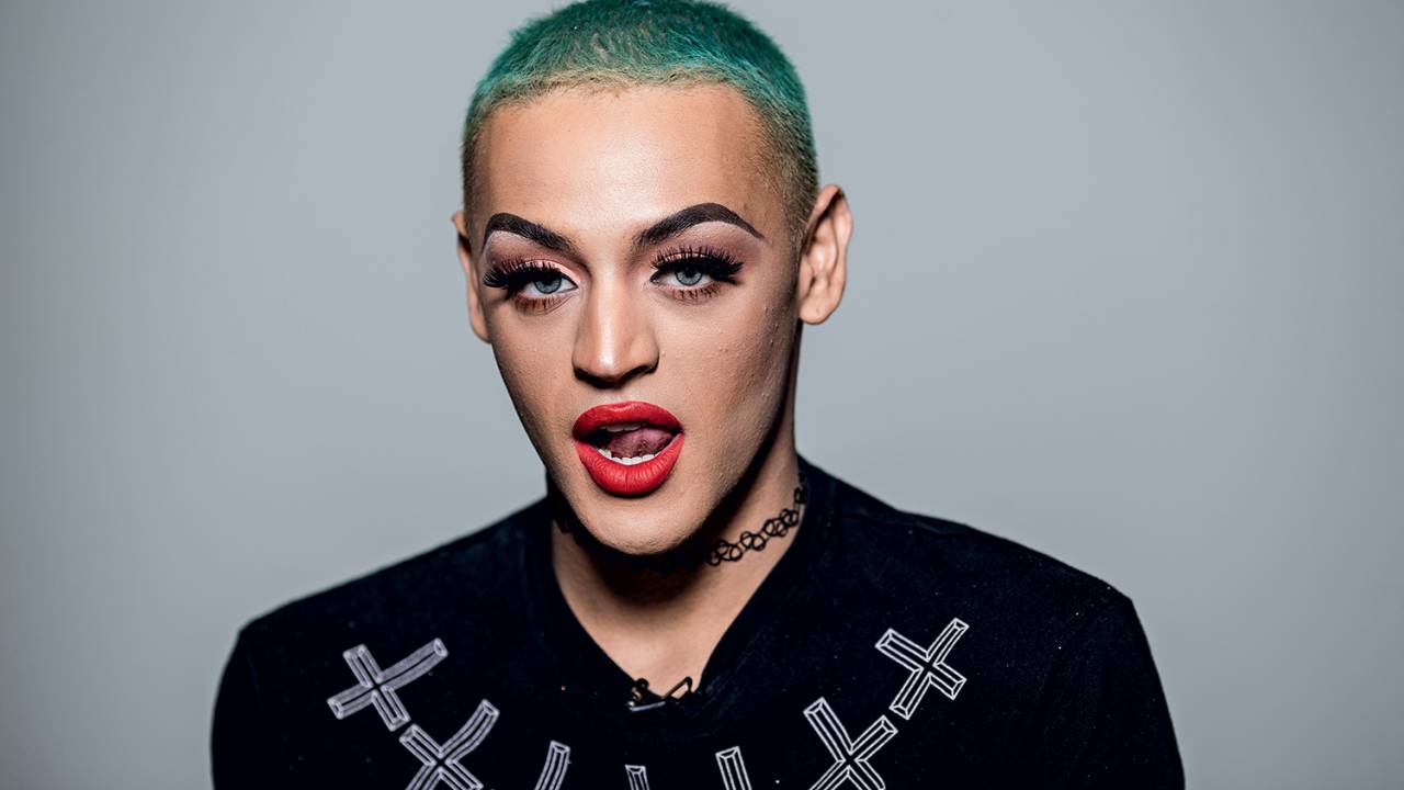 ARRASOU! - Pabllo Vittar: ela leva quase três horas para se “montar”. Ou acha que é fácil calçar essas botas?