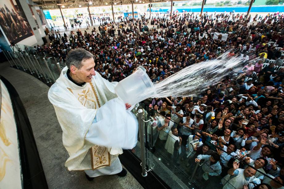 Água benta para as multidões: as missas no Santuário Mãe de Deus voltaram a atrair milhares de pessoas