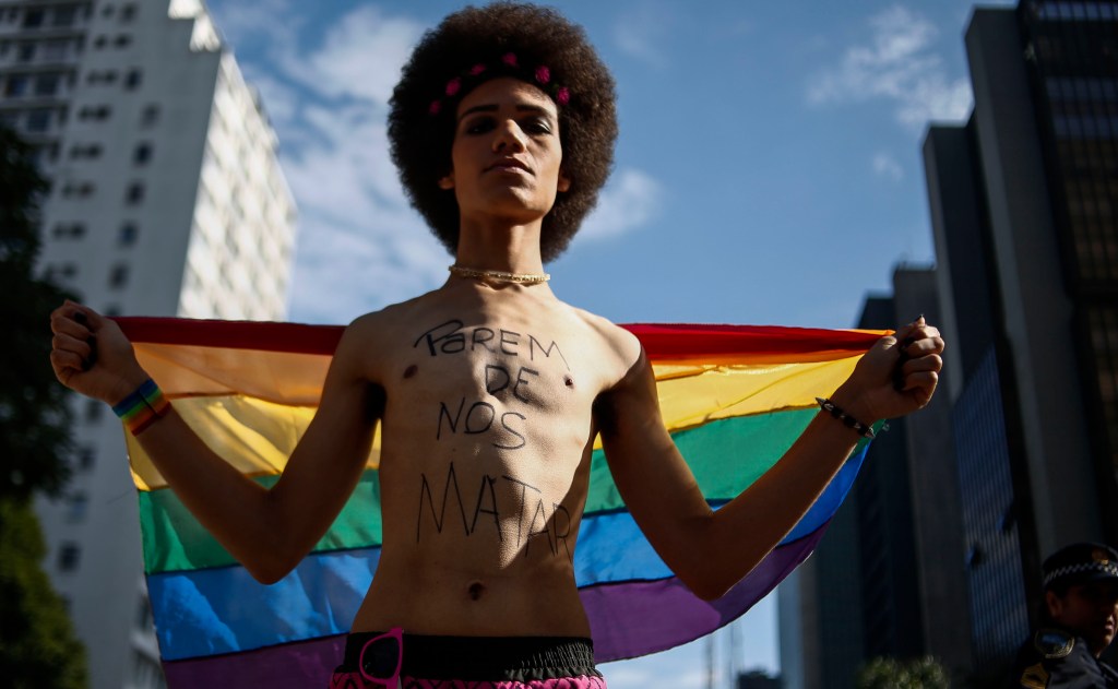Participante da Parada do Orgulho LGBT protesta a favor do direito da comunidade, em São Paulo