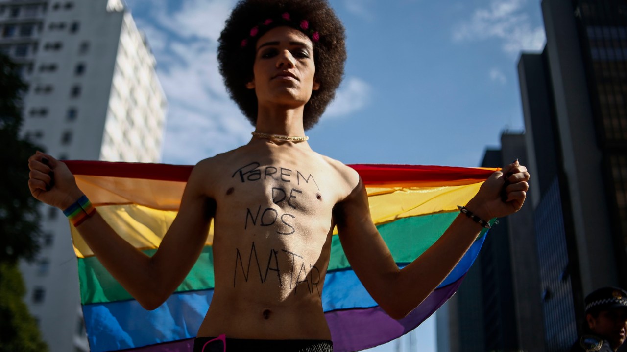 Participante da Parada do Orgulho LGBT protesta a favor do direito da comunidade, em São Paulo