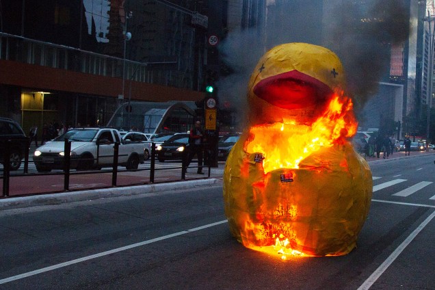 Manifestantes queimam o boneco de um pato amarelo na Avenida Paulista, dia de paralisação parcial contra as reformas trabalhista e da Previdência - 30/06/2017