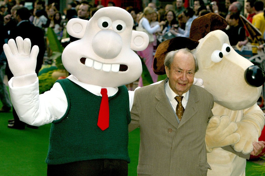 Peter Sallis em 2005, junto com os personagens Wallace e Gromit