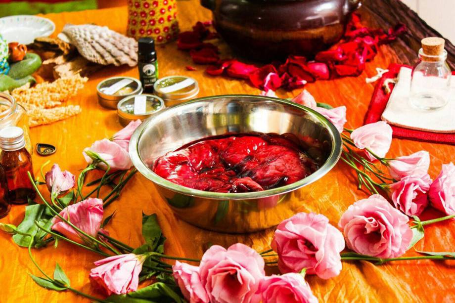 Placenta na bandeja para ser manipulada Placenta na bandeja para ser manipulada