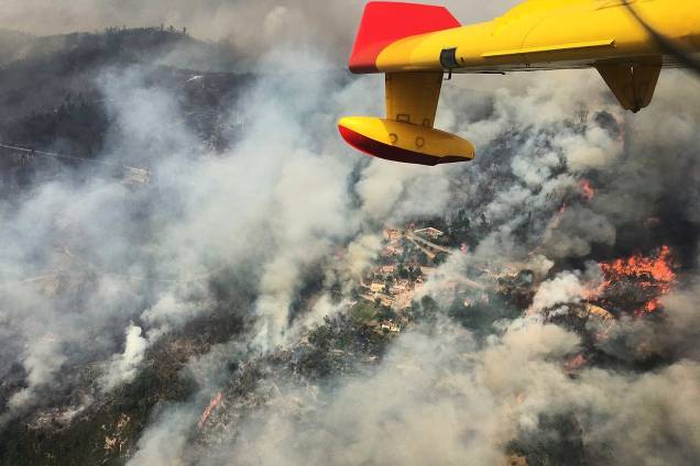Bombeiros trabalham para apagar incêndio florestal perto de Bouca, no centro de Portugal - 19/06/207 Bombeiros trabalham para apagar incêndio florestal perto de Bouca, no centro de Portugal - 19/06/207