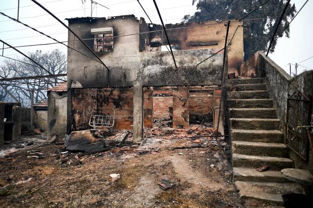 Grande incêndio florestal deixa pelo menos 62 mortos em Portugal - 19/06/2017 Grande incêndio florestal deixa pelo menos 62 mortos em Portugal - 19/06/2017