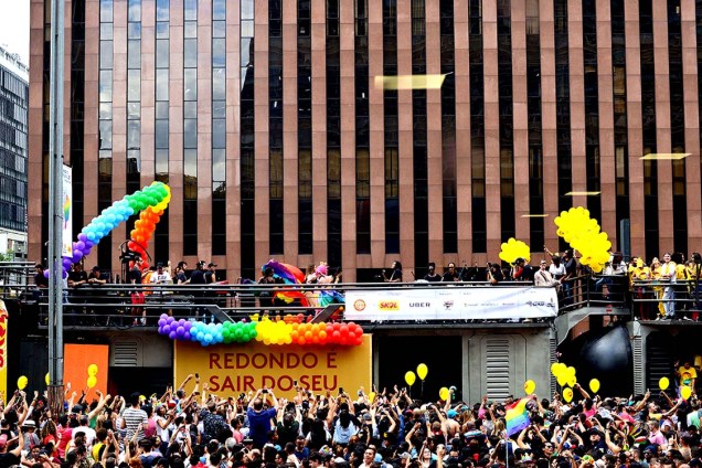 Trio elétrico embala 21ª Parada do Orgulho LGBT de São Paulo, na Avenida Paulista - 18/06/2017