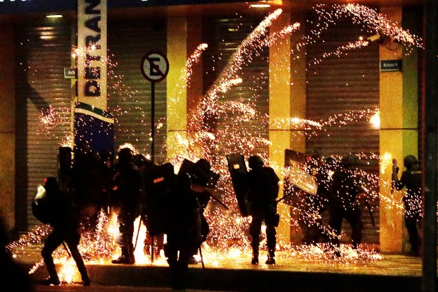 Manifestantes se reúniram no centro do Rio de janeiro para protestar contra o governo de Michel Temer. Os manifestantes pedem a saída do presidente e a convocação de eleições diretas - 30/06/2017