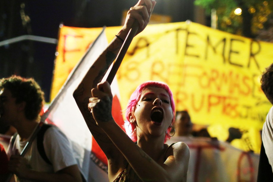 Manifestantes se reúnem no centro do Rio de janeiro para protestar contra o governo de Michel Temer. Os manifestantes pedem a saída do presidente e a convocação de eleições diretas - 30/06/2017