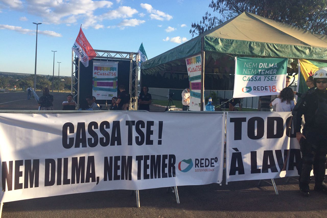 Partidos REDE, PPL e PSB protestam em Brasília, contra a chapa Dilma-Temer