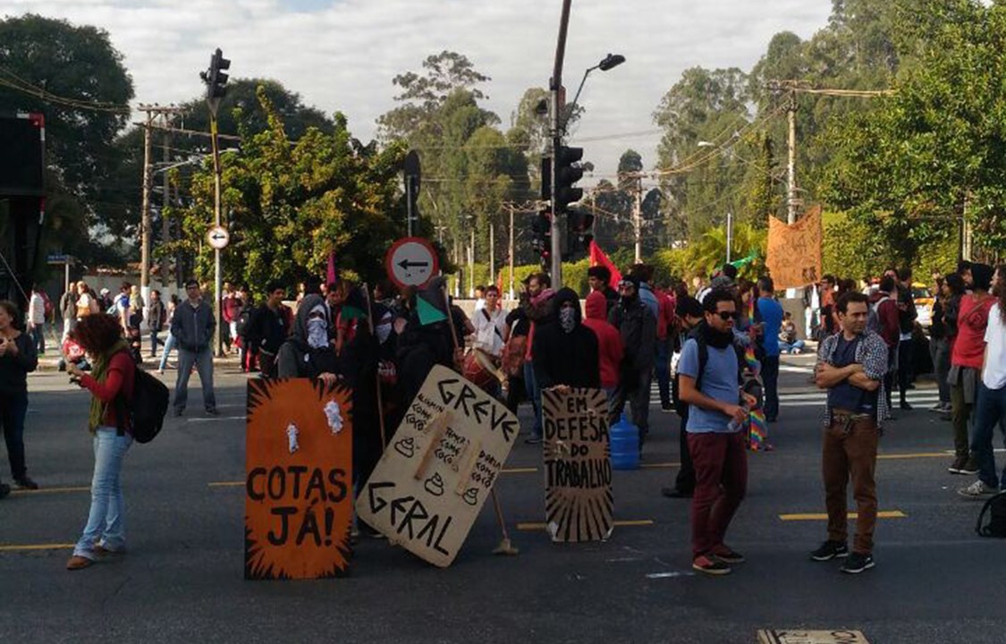 Manifestantes se reúnem na Avenida Francisco Morato para protestar contra as reformas propostas pelo Governo Temer, em São Paulo