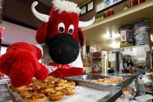 Mascote da Red Bull come pastéis de Belém, em brincadeira sobre fusão com a Lusa