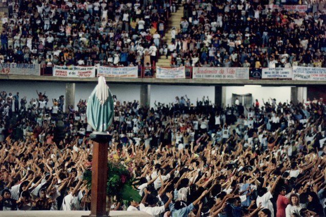 Culto da Renovação Carismática Cristã, movimento leigo católico, no Estádio do Mineirinho em 1995
