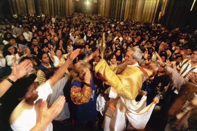 Grupo de oração da Renovação Carismática Católica, na Catedral da Sé em São Paulo - 22/08/1995 Grupo de oração da Renovação Carismática Católica, na Catedral da Sé em São Paulo - 22/08/1995
