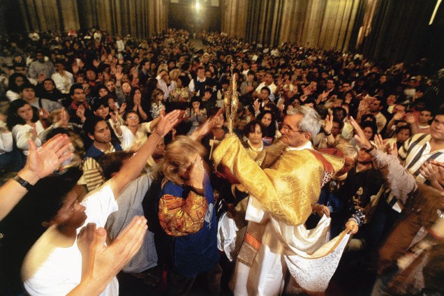 Grupo de oração da Renovação Carismática Católica, na Catedral da Sé em São Paulo - 22/08/1995