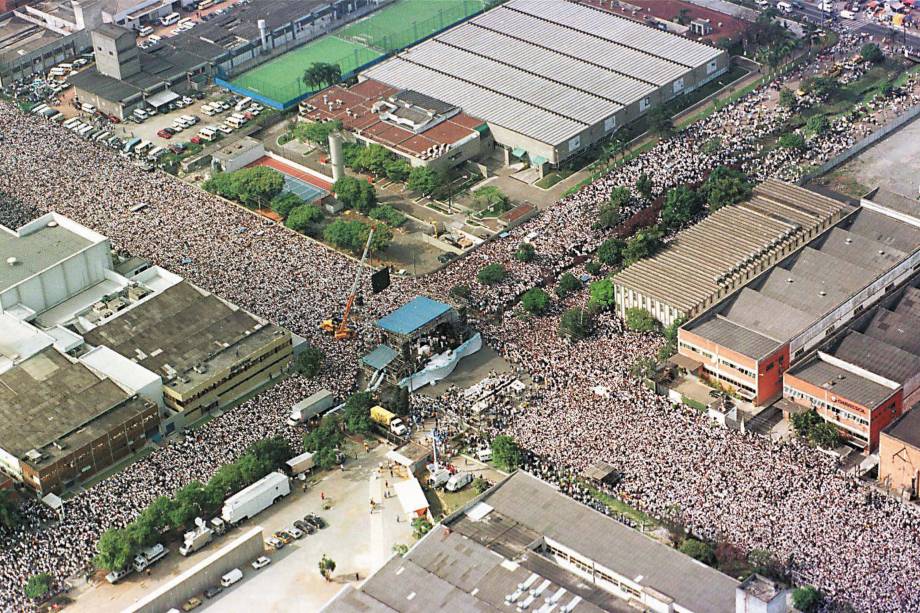 Missa do Dia de Finados, conduzida por dom Fernando Figueiredo, bispo da Diocese de Santo Amaro, e pelo padre Marcelo Rossi, na frente do Santuário do Terço Bizantino  na zona sul de São Paulo - 02/11/1999