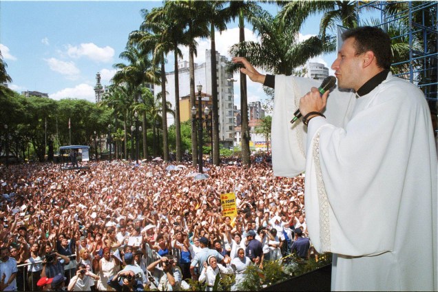 Padre Marcelo Rossi durante a missa do aniversário de 446 anos da cidade de São Paulo, na Praça da Sé no ano 2000