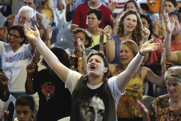 Fiéis durante missa da Comunidade Canção Nova, ligada à Renovação Carismática Católica em Cachoeira Paulista, interior de São Paulo