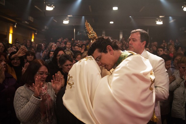 Padre Reginaldo Manzotti abençoa fiéis durante grupo de oração nos estúdios da TV Evangelizar, em Curitiba