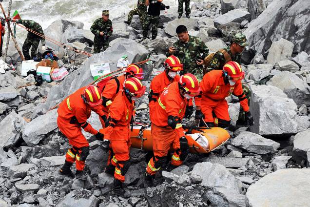 Equipes de emergência trabalham em busca de possíveis vítimas entre os escombros do vilarejo de Xinmo, no sudoeste da China - 25/06/2017