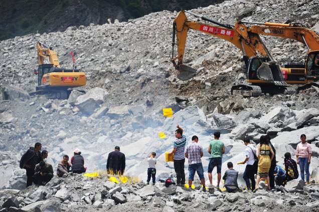 Equipes de emergência trabalham em busca de possíveis vítimas entre os escombros do vilarejo de Xinmo, no sudoeste da China - 25/06/2017