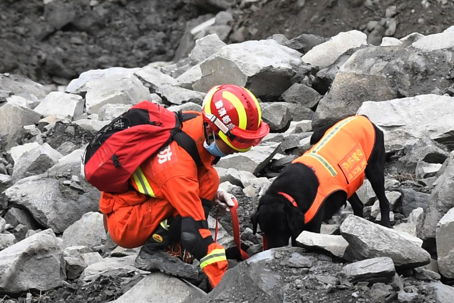 Equipes de emergência usam cachorro para ajudar nos resgates no vilarejo de Xinmo, no sudoeste da China. Um deslizamento de terra deixou 10 mortos e 100 pessoas estão desaparecidas - 25/06/2017