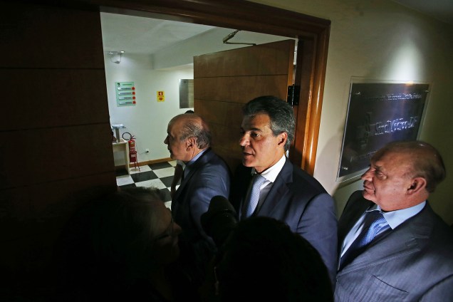 O senador José Serra (PSDB-SP)(e) e o governador do paraná, Beto Richa (c), chegam para reunião da Executiva Nacional do partida, em sua sede em Brasília - 12/06/2017