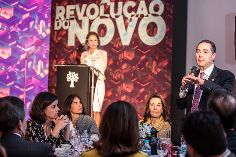 Mesa de discussão durante o Fórum "A Revolução do Amanhã: Transformação do Mundo"