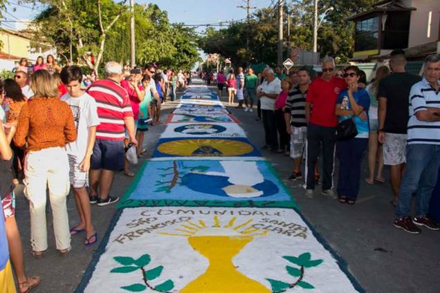 Fiéis confeccionam tapete artesanal em Rio das Ostras, para comemorações do feriado de Corpus Christi, no Rio de Janeiro - 15/06/2017