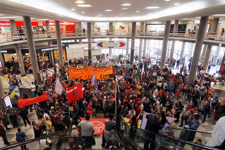 Membros do Movimento dos Trabalhadores Sem Terra (MTST) ocupam o aeroporto de Congonhas como forma de protesto contra as reformas propostas pelo Governo Temer, em São Paulo - 30/06/2017
