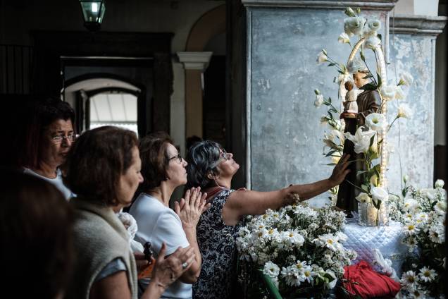 Fiéis participam das comemorações e missas em homenagem ao Dia de Santo Antônio, conhecido como o santo casamenteiro e protetor dos pobres, no Convento de Santo Antônio, no Largo da Carioca, centro do Rio de Janeiro, RJ.