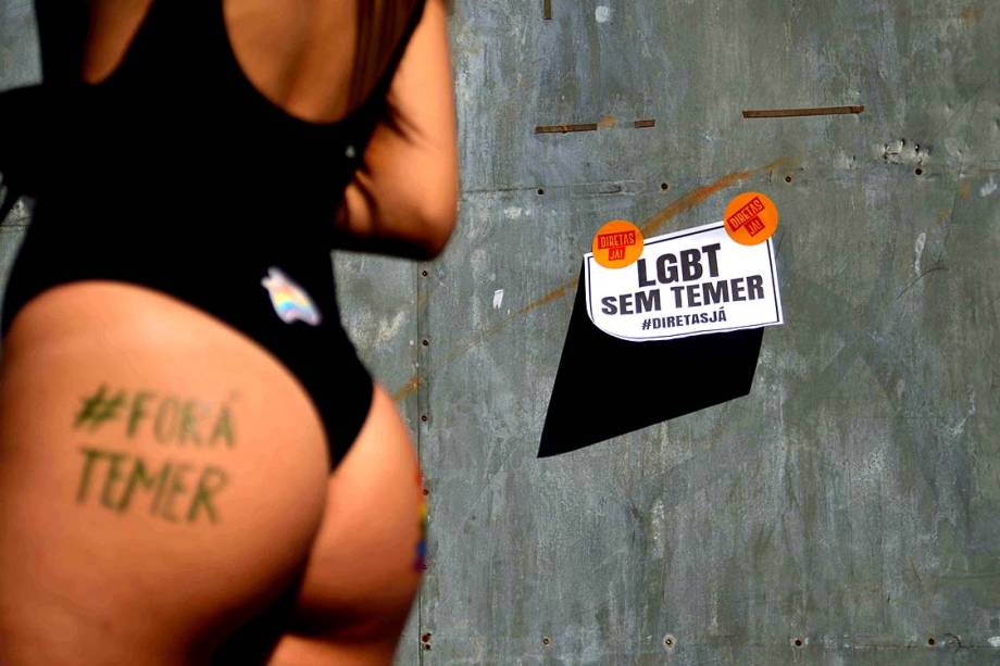 Participantes da Parada do Orgulho LGBT de São Paulo aproveitam a ocasião para protestar contra o Presidente Michel Temer, na Avenida Paulista - 18/06/2017