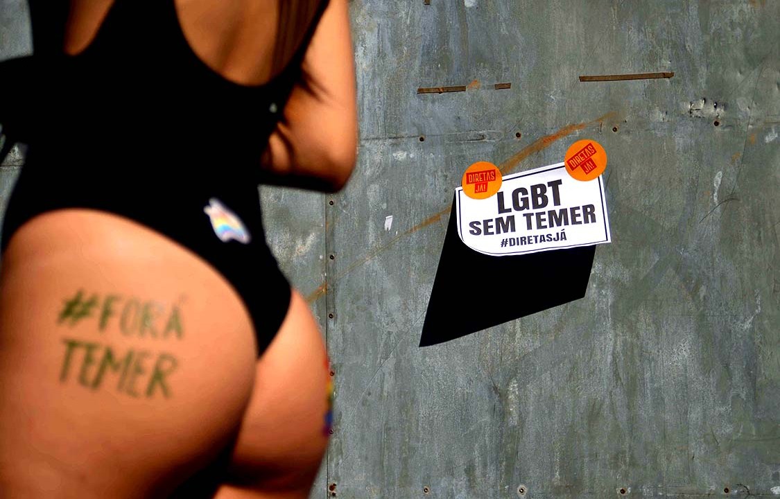 Participantes da Parada do Orgulho LGBT de São Paulo aproveitam a ocasião para protestar contra o Presidente Michel Temer, na Avenida Paulista
