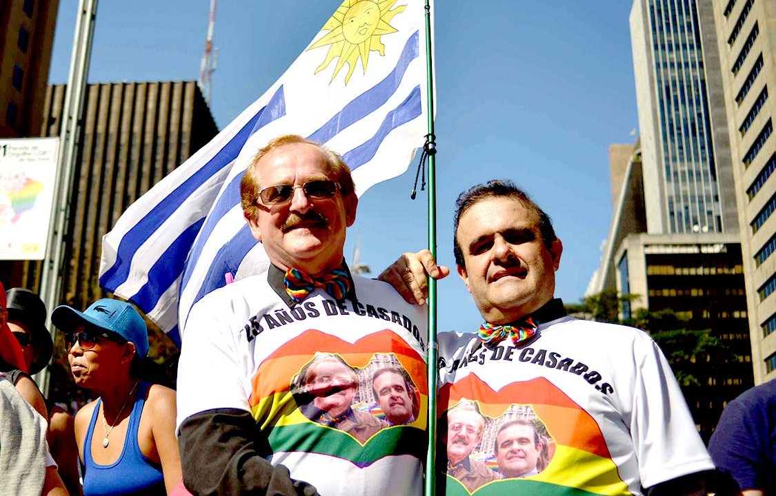 Casal gay da Argentina expõe tempo de casamento em camiseta, durante a 21ª Parada do Orgulho LGBT de São Paulo