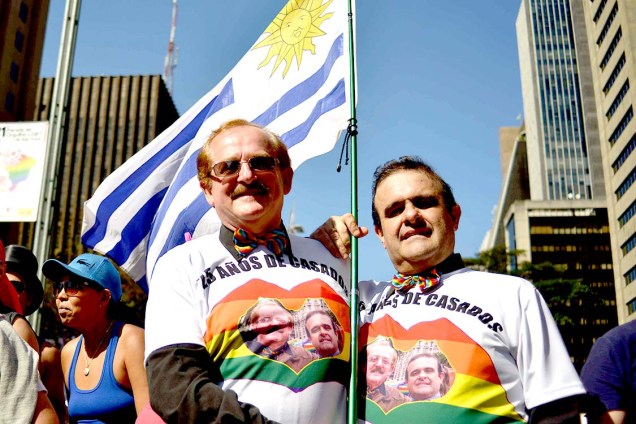Casal gay da Argentina expõe tempo de casamento em camiseta, durante a 21ª Parada do Orgulho LGBT de São Paulo - 18/06/2017