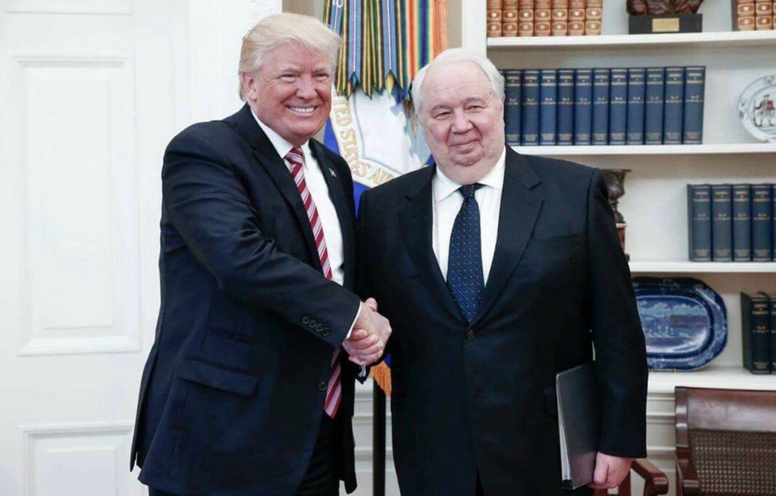 Serguei Kislyak, embaixador da Rússia nos Estados Unidos, ao lado de Donald Trump