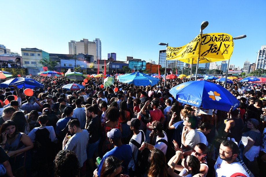 Pessoas se reúnem no Largo da Batata, em Pinheiros, zona oeste de São Paulo, para o ato "SP pelas Diretas Já". A manifestação, que pede a saída do presidente Michel Temer do cargo e novas eleições diretas, contará com shows de diversos artistas - 04/06/2017