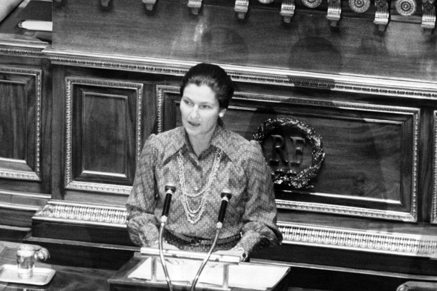 Simone Veil, então Ministra da Saúde, durante sessão no senado parisiense, defendendo a leglização do aborto em 1974