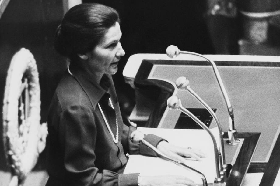 Simone Veil, então Ministra da Saúde, durante sessão no senado parisiense, defendendo a leglização do aborto em 1974