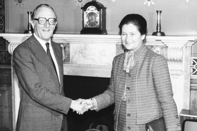 Simone Veil, presidente do Parlamento europeu, cumprimenta o Secretário de Relações Exteriores da Inglaterra, Lord Carrington, em Londres, 1980