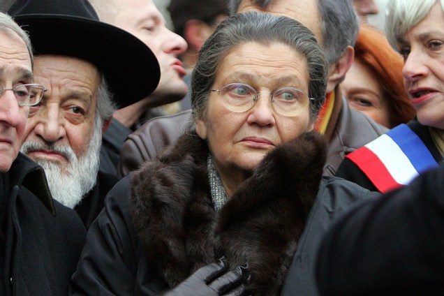 Simone Veil, ex-Presidente do Parlamento europeu, participa de marcha contra o racismo e anti-semitismo em Paris, França (2006)