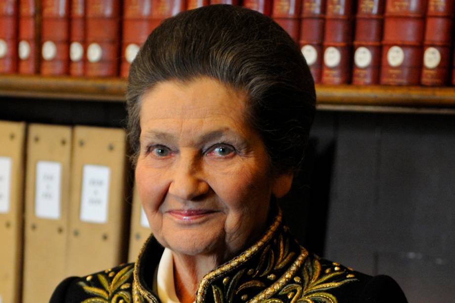 Simone Veil posa vestida para cerimônia da Academia Francesa, na biblioteca do Instituto Francês, em Paris, 2010