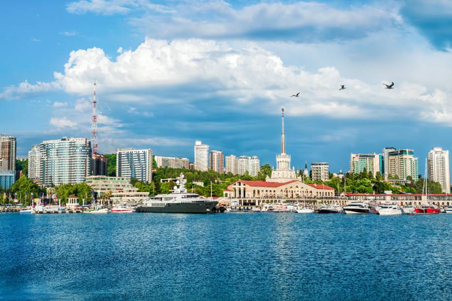 A cidade de Sochi no Mar Negro (Rússia)