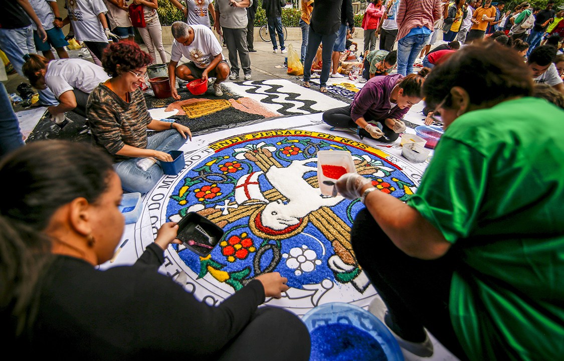 Religiosos montam tradicional tapete de sal em celebração ao dia de Corpus Christi, na Avenida Chile, no Centro do Rio de Janeiro