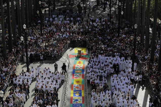 Tradicional tapete de Corpus Christi, que foi confeccionado com uma tonelada e meia de sal grosso, visto na praça da Sé, no centro de São Paulo, durante missa em comemoração a data - 15/06/2017