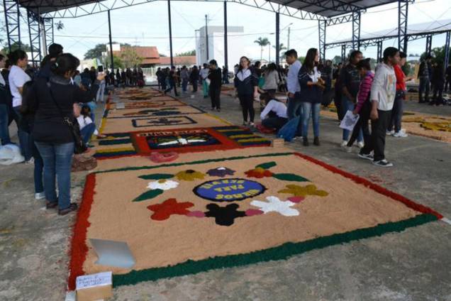 Fiéis confeccionam tapete artesanal em Taquari, para comemorações do feriado de Corpus Christi, no Rio Grande do Sul - 15/06/2017