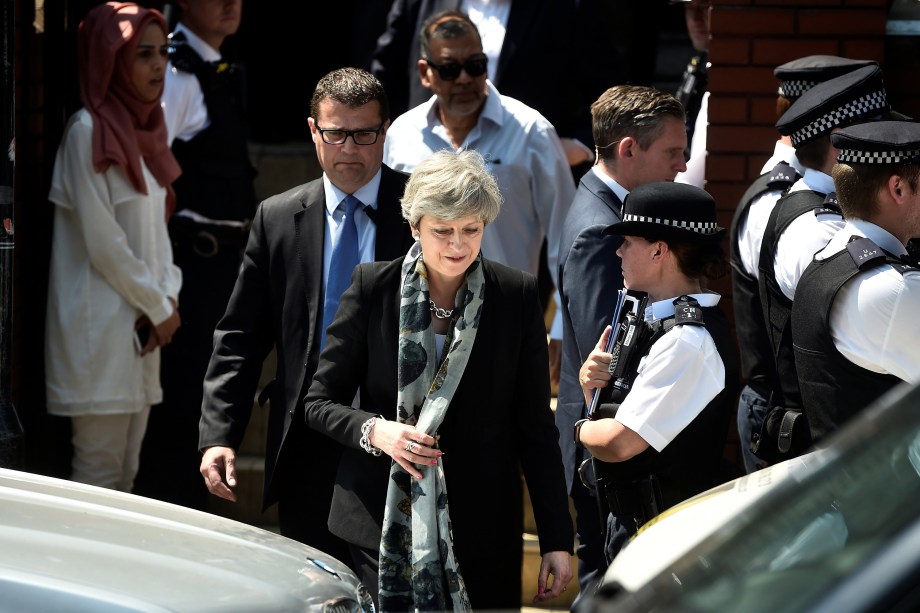 A primeira-ministra Theresa May deixa a mesquita de Finsbury Park após visita ao local de um ataque com uma van que avançou contra fiéis muçulmanos no norte de Londres - 19/06/2017