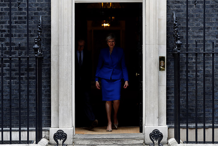 Theresa May deixa residência oficial para pedir à rainha Elizabeth II anuência para formar governo