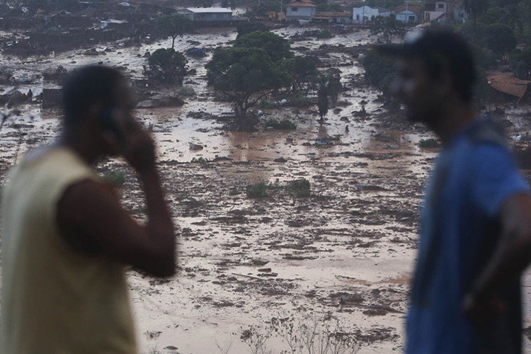 Vista dos estragos causados pelo rompimento da barragem de rejeito