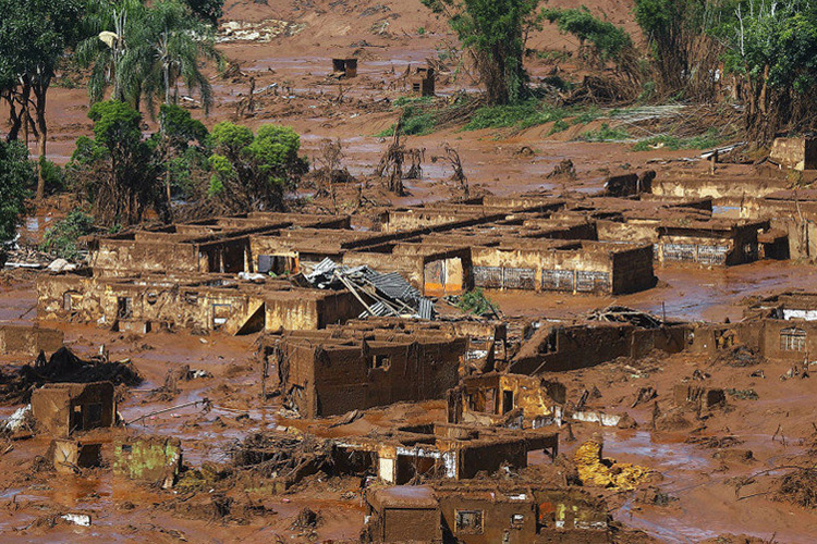 Vista de área atingida pela enxurrada de lama após rompimento de barragem de rejeitos