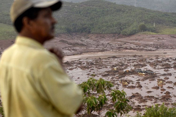 O rompimento causou uma enxurrada de lama e inundou várias casas no distrito de Bento Rodrigues